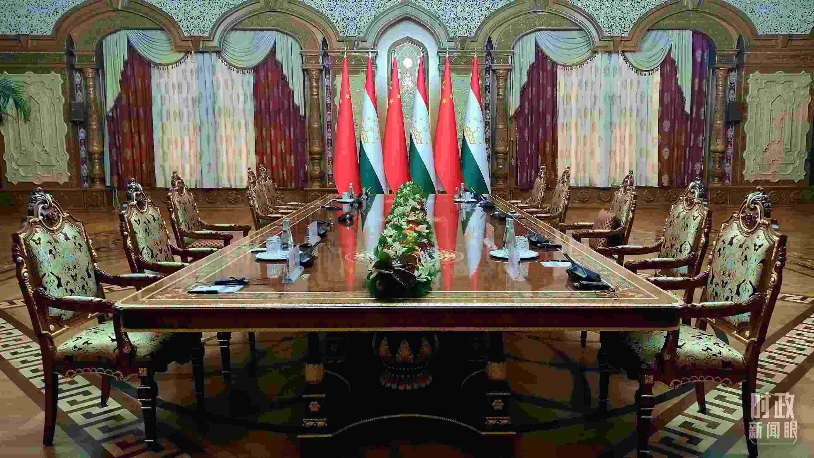 △中塔元首小范圍會(huì)談開始前。（總臺(tái)央視記者薛冠南拍攝）