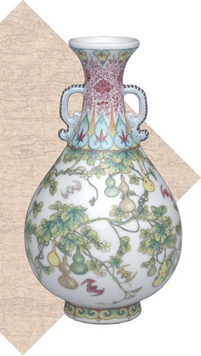 清代瓷胎畫琺瑯福壽連綿雙耳瓶。臺(tái)北故宮博物院藏