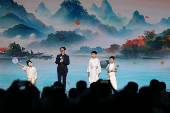 酈波與小朋友們對詩。