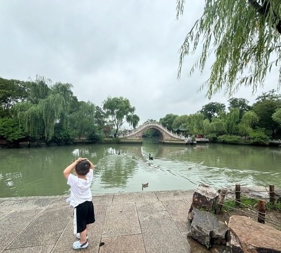 一位小朋友在二十四橋旁拍照。人民網(wǎng)記者 金慧慧攝