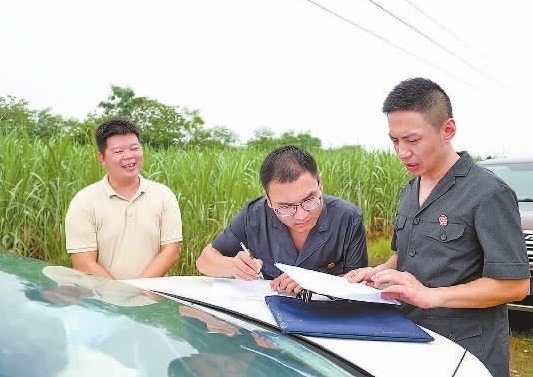 圖③：清塘后，執(zhí)行干警與某農(nóng)場(chǎng)負(fù)責(zé)人確認(rèn)魚(yú)塘交付情況。