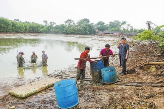 圖②：執(zhí)行干警督促凌某捕魚(yú)清塘。
