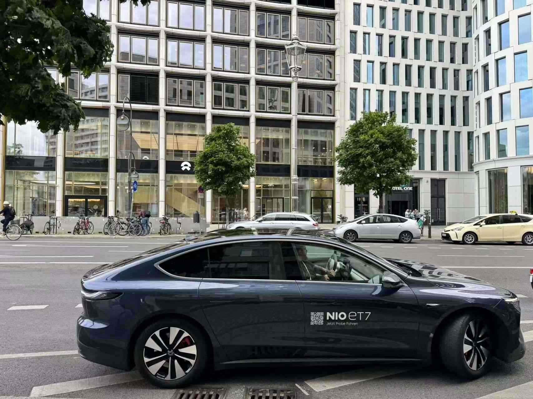 消費(fèi)者在蔚來(lái)柏林智能駕駛中心前試駕電動(dòng)汽車。 人民網(wǎng)記者 李強(qiáng)攝