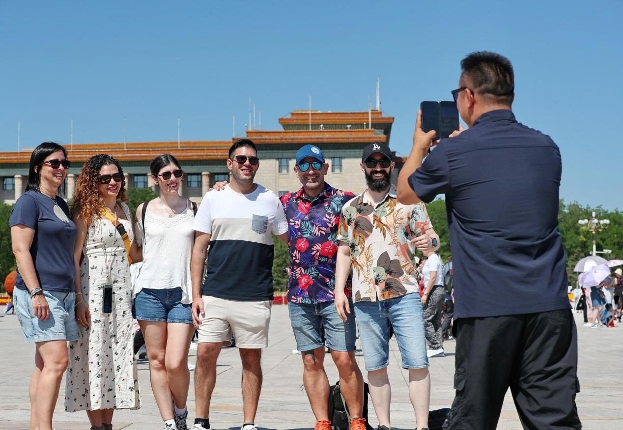 入境游持續(xù)升溫，眾多外國游客游覽天安門廣場。（圖片來源：視覺中國）