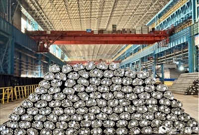 廠房內(nèi)待運輸?shù)耐ㄤ摦a(chǎn)品。人民網(wǎng) 謝瑩攝