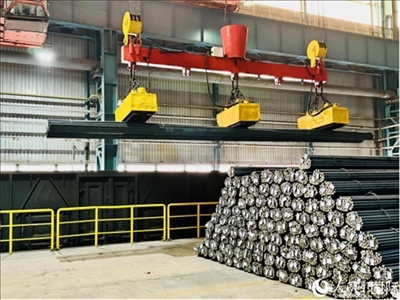 通鋼產(chǎn)品正在裝車。人民網(wǎng) 謝瑩攝