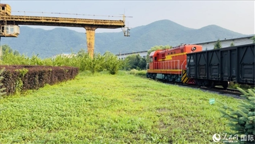 通鋼產(chǎn)品通過鐵路運輸出場。人民網(wǎng) 謝瑩攝