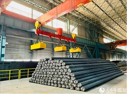 通鋼產(chǎn)品正在裝車。人民網(wǎng) 謝瑩攝