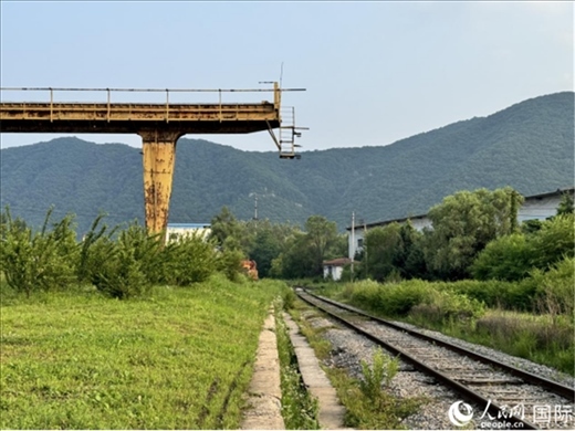通鋼產(chǎn)品通過鐵路運輸出場。人民網(wǎng) 謝瑩攝