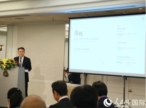 深圳市人民政府國有資產(chǎn)監(jiān)督管理委員會黨委副書記、副主任徐國東進(jìn)行深圳市推介。人民網(wǎng) 許可攝