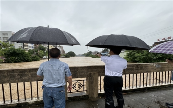 工作組在防汛一線開展工作。受訪者供圖