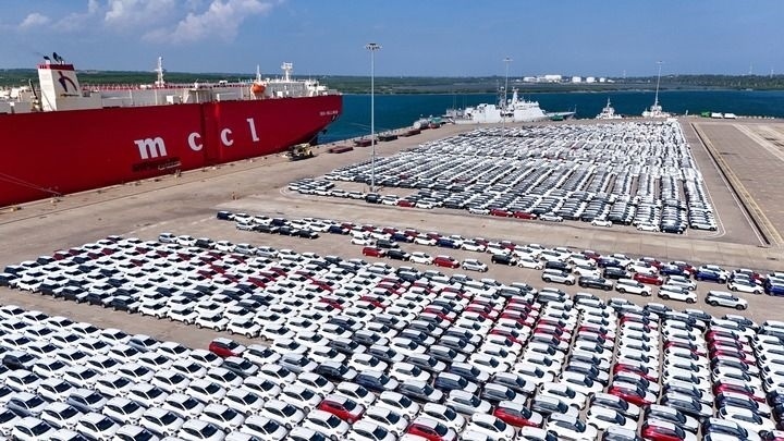 這是2024年3月28日拍攝的斯里蘭卡漢班托塔港（無(wú)人機(jī)照片）。漢班托塔港是中斯共建“一帶一路”重點(diǎn)合作項(xiàng)目，位于斯里蘭卡南端，是一座綜合性人工深水海港，許多往來(lái)亞洲、歐洲、非洲的貨船在此經(jīng)過。新華社記者 徐欽 攝