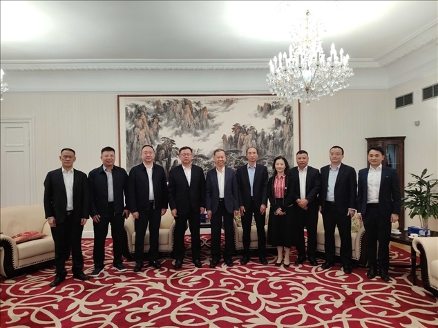 中國(guó)駐瑞典大使崔愛民（左五）會(huì)見中國(guó)中鐵股份有限公司總裁陳文健一行并合影。中國(guó)駐瑞典大使館供圖