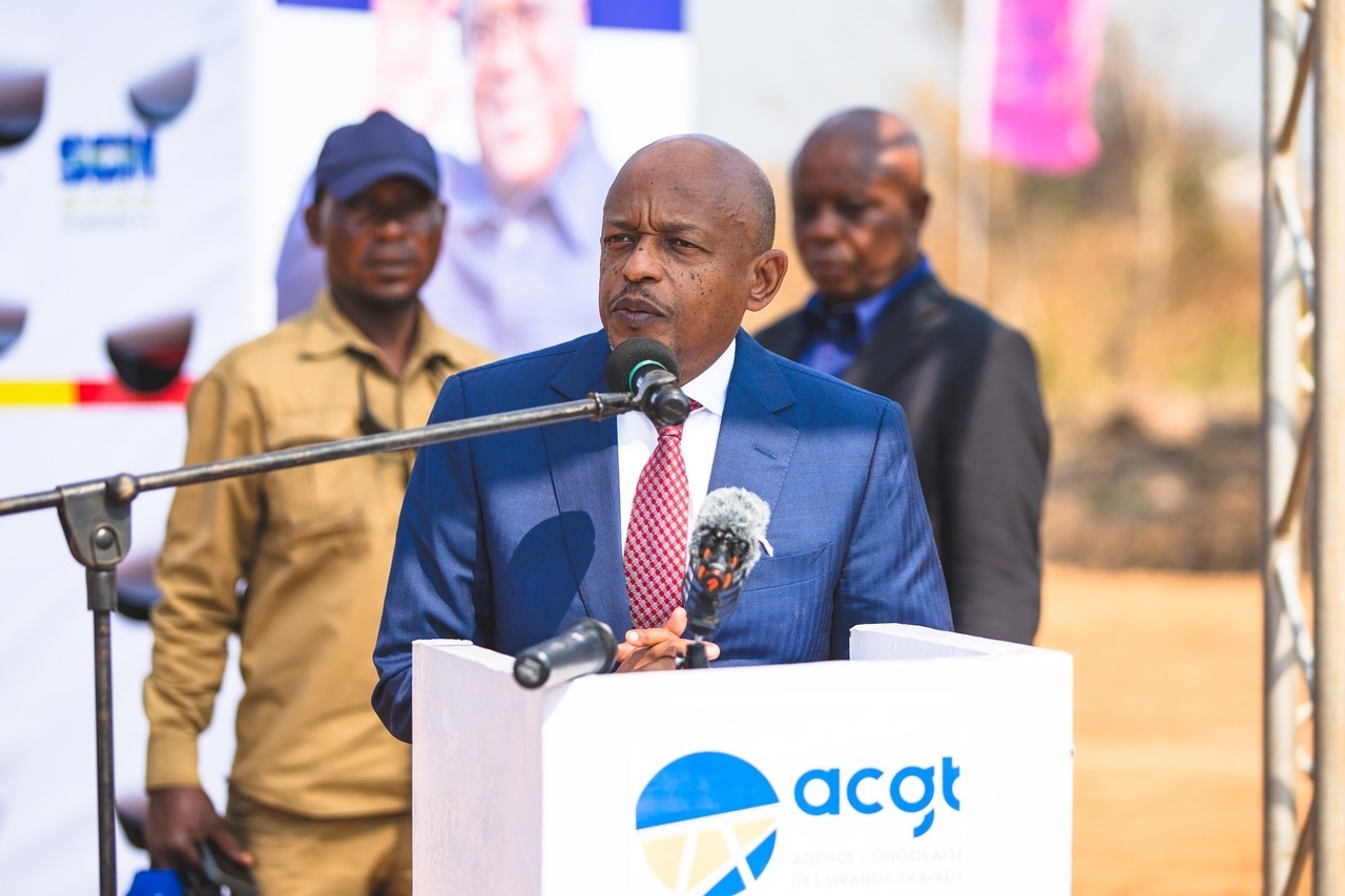 剛果（金）國務(wù)部長兼基礎(chǔ)設(shè)施和公共工程部長穆武尼在開工儀式上致辭。中鐵資源集團供圖