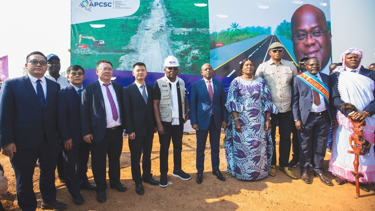 剛果（金）政府代表與中方企業(yè)代表出席開工儀式。中鐵資源集團供圖