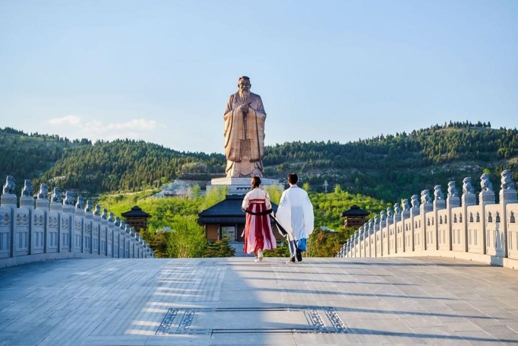 游客漫步尼山圣境領(lǐng)略古脈綿長(zhǎng)。人民網(wǎng) 喬姝攝