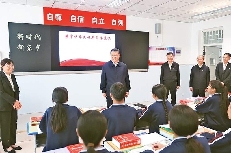 2024年6月18日至19日，中共中央總書記、國家主席、中央軍委主席習近平在青?？疾?。這是18日下午，習近平在果洛西寧民族中學高一（1）班觀摩“新時代、新家鄉(xiāng)”主題思政課。 新華社記者 鞠鵬/攝