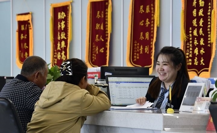 2024年3月25日，北京市大興區(qū)龐各莊鎮(zhèn)政務(wù)服務(wù)中心的工作人員耐心為群眾解答問題。大興區(qū)龐各莊鎮(zhèn)政務(wù)服務(wù)中心用“最多跑一次”的工作理念為企業(yè)和群眾提供了便利化、精準(zhǔn)化、個性化的衍生服務(wù)。新華社記者 李欣 攝