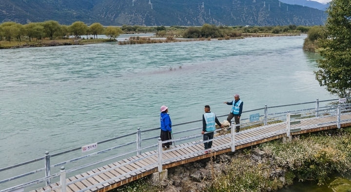 西藏雅尼國家濕地公園管護(hù)員在巡護(hù)途中小憩（無人機(jī)照片，2023年9月8日攝）。新華社記者 丁增尼達(dá) 攝