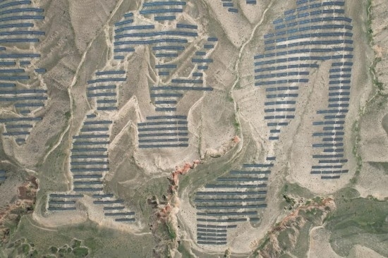 通渭縣10萬千瓦集中式光伏發(fā)電項(xiàng)目。新華社記者 張睿 攝