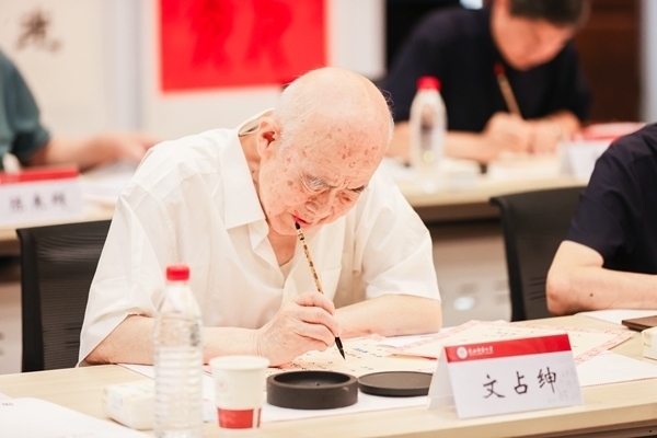 陜西師范大學(xué)毛筆手寫(xiě)錄取通知書(shū)現(xiàn)場(chǎng)。校方供圖