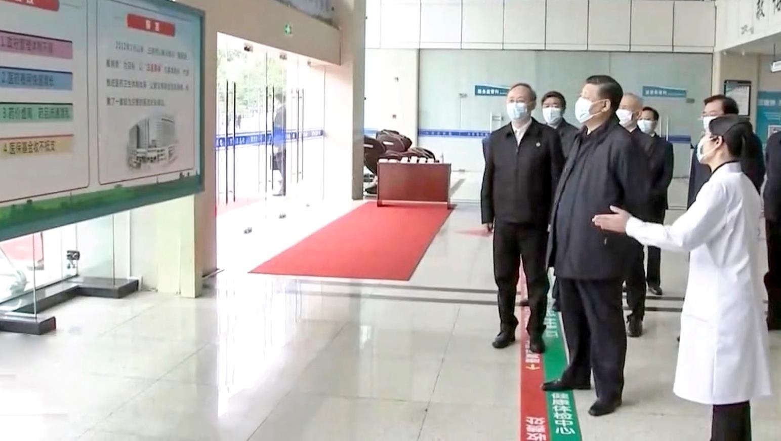 △2021年3月23日，習近平總書記在福建三明沙縣總醫(yī)院住院樓一層大廳，聽取醫(yī)改情況介紹。