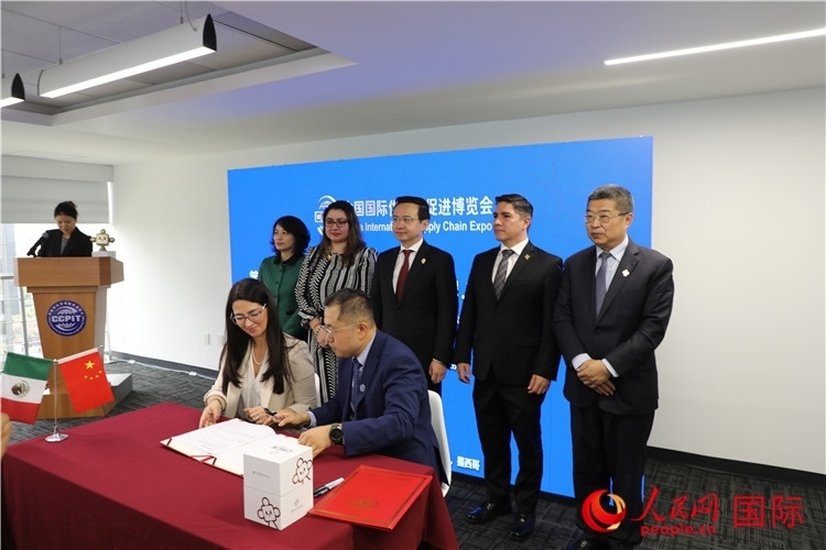 與會嘉賓簽署關(guān)于共同促進(jìn)墨西哥企業(yè)參加第二屆鏈博會合作備忘錄。人民網(wǎng) 埃內(nèi)斯托·多明戈斯攝