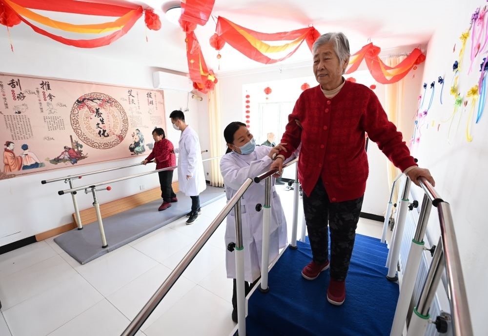在河北省香河縣安平鎮(zhèn)運河新村醫(yī)養(yǎng)中心，老年人在進(jìn)行康復(fù)訓(xùn)練（2024年2月29日攝）。新華社記者 王曉 攝