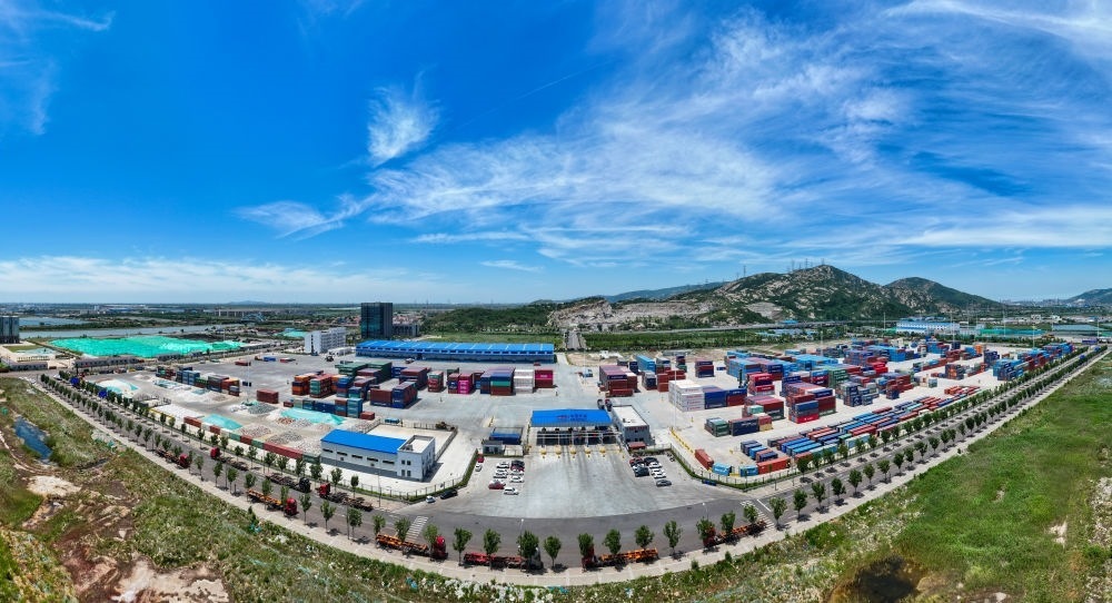 2024年6月26日拍攝的位于江蘇省連云港市連云區(qū)的上合組織（連云港）國際物流園內(nèi)的中國外運集裝箱場站（無人機(jī)照片）。上合組織（連云港）國際物流園是連云港建設(shè)“一帶一路”交匯點強(qiáng)支點和上合組織國家出?；氐闹匾脚_載體。新華社記者 季春鵬 攝