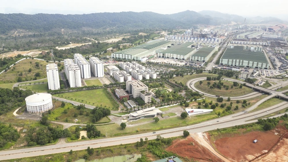 這是2024年6月13日在馬來西亞彭亨州拍攝的馬中關(guān)丹產(chǎn)業(yè)園（無人機(jī)照片）。新華社記者 程一恒 攝