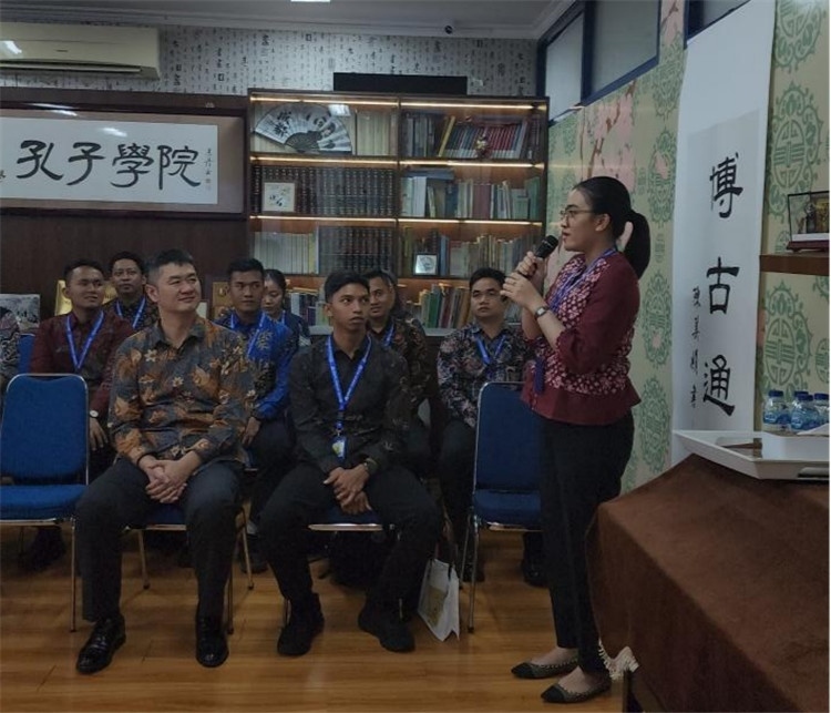 警察學員用漢語進行自我介紹 。活動主辦方供圖