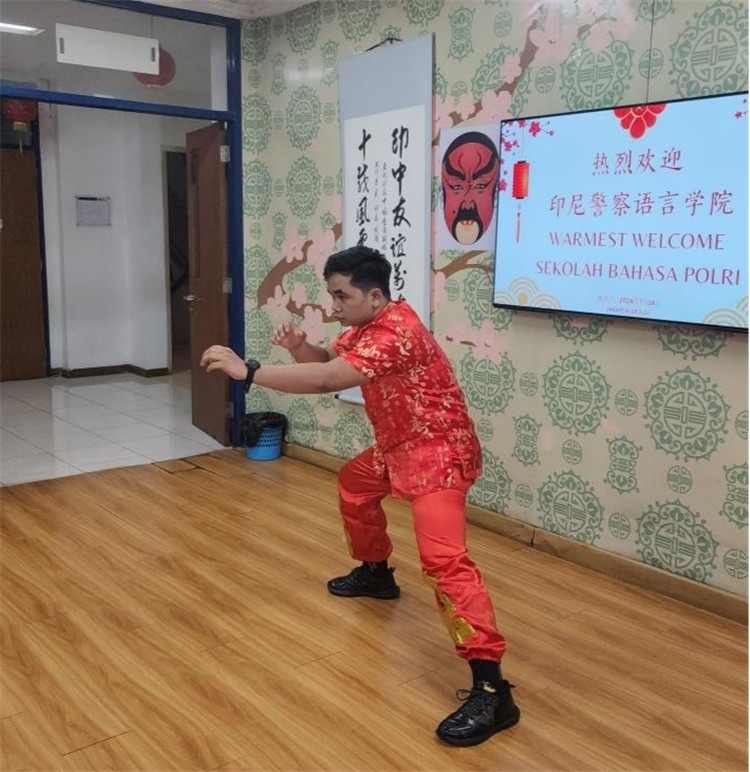 警察學員表演武術(shù)?；顒又鬓k方供圖