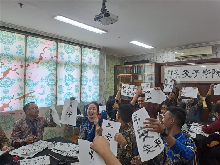 警察學員們展示書法學習成果?；顒又鬓k方供圖