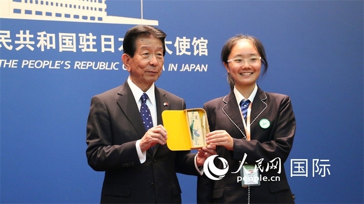 中國小大使向日本永旺1%俱樂部理事長森美樹贈(zèng)送當(dāng)?shù)靥厣Y品。人民網(wǎng) 許可攝