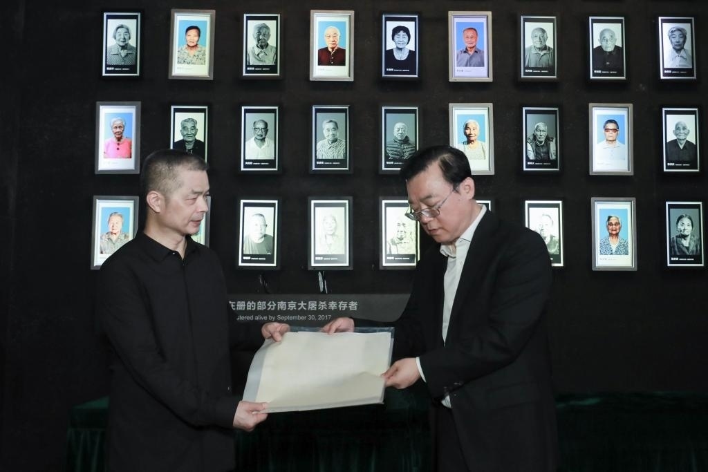 南京大屠殺幸存者高如琴的兒子向軍向侵華日軍南京大屠殺遇難同胞紀(jì)念館捐贈(zèng)高如琴老人相關(guān)物品。（侵華日軍南京大屠殺遇難同胞紀(jì)念館供圖）
