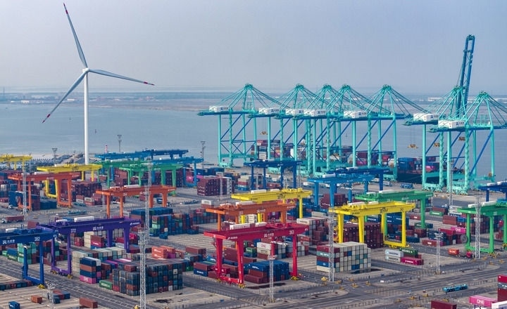 2024年7月3日，一艘集裝箱貨輪?？吭谔旖蚋邸爸腔哿闾肌贝a頭（無人機(jī)照片）。新華社記者 趙子碩 攝