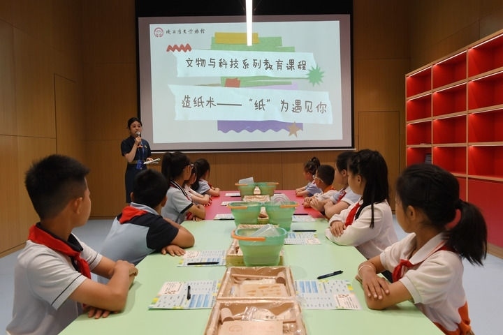 2024年5月18日，小學(xué)生在陜西歷史博物館秦漢館參加“文物與科技”系列教育課程。新華社記者 李一博 攝
