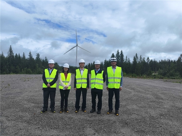 中國駐瑞典大使崔愛民（中）走訪中廣核歐能瑞典公司。中國駐瑞典大使館供圖