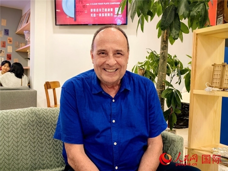 巴西坎皮納斯州立大學(xué)文學(xué)院資深教授弗朗西斯科·福特·哈德曼接受人民網(wǎng)專(zhuān)訪。人民網(wǎng)記者 符園園攝