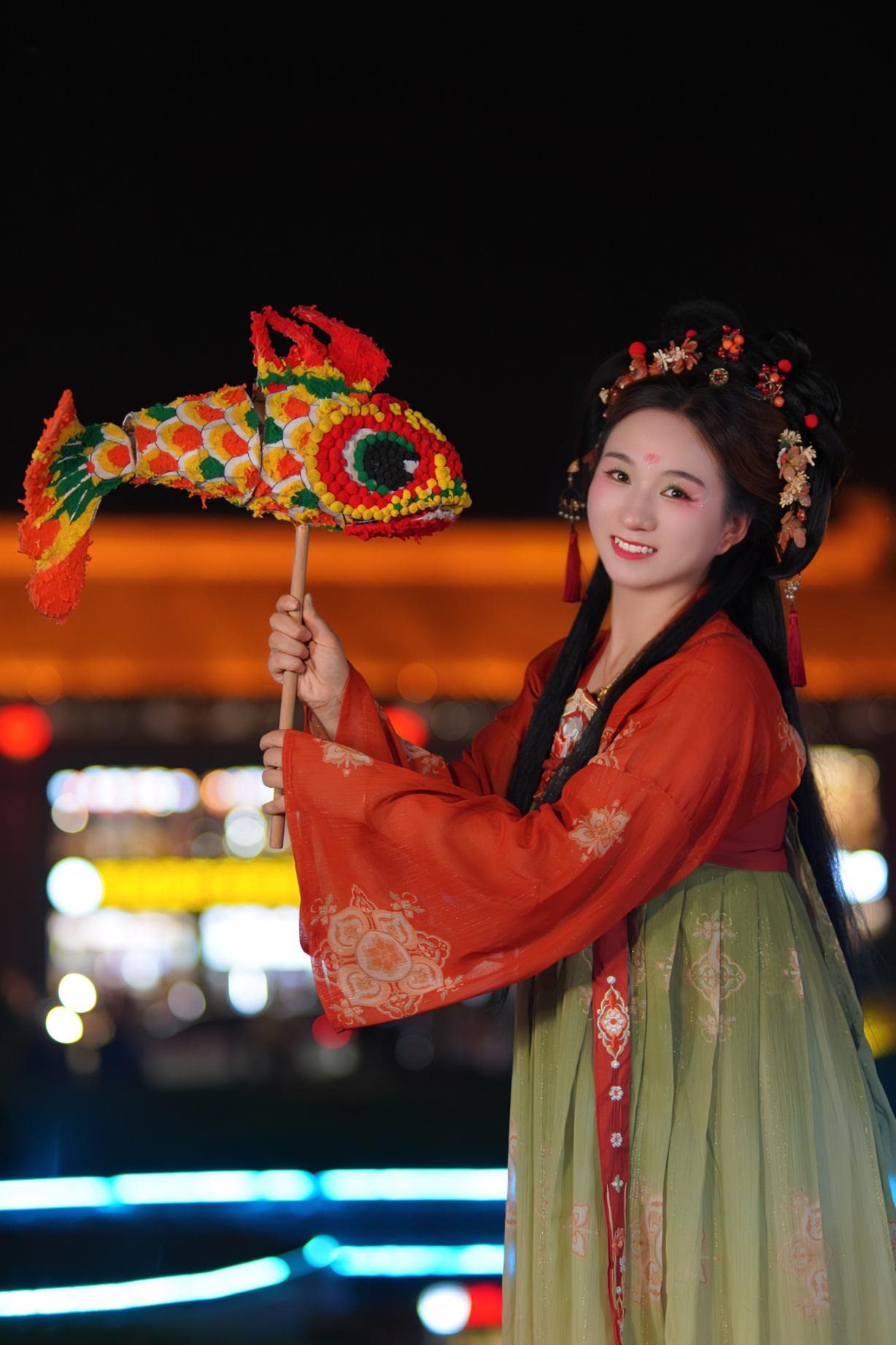 游客身穿漢服漫步在西安大唐不夜城。受訪者供圖