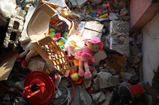 這是7月18日在加沙地帶中部努賽賴特難民營拍攝的遭到以軍襲擊的建筑廢墟。新華社發(fā)（馬爾萬·達(dá)烏德攝）