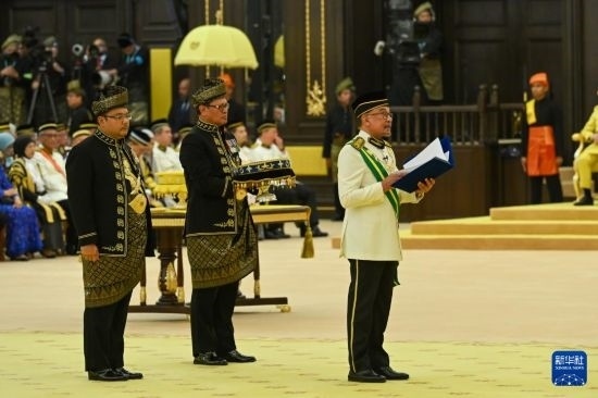  7月20日，馬來西亞總理安瓦爾（右）在吉隆坡出席最高元首登基儀式。新華社發(fā)（馬來西亞新聞局供圖）