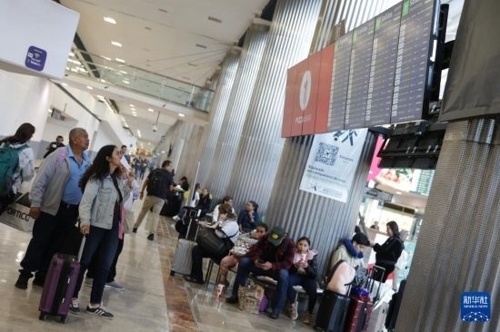 7月19日，在墨西哥首都墨西哥城的貝尼托·華雷斯國際機(jī)場，許多航班被延誤或取消，大量旅客在機(jī)場等待。新華社發(fā)（弗朗西斯科·卡涅多攝）