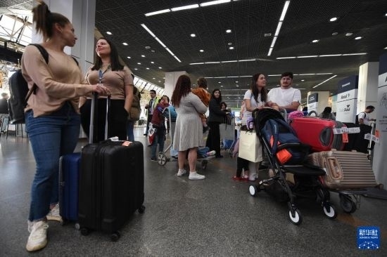 7月19日，受影響航班的旅客在巴西首都巴西利亞機(jī)場等待。新華社發(fā)（盧西奧·塔沃拉 攝）
