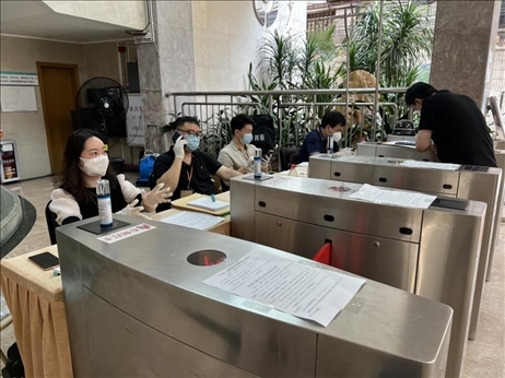 廣州市越秀區(qū)教育局現(xiàn)場(chǎng)審核返區(qū)生辦理材料，采用“提前網(wǎng)上預(yù)約、現(xiàn)場(chǎng)分批辦理”的方式進(jìn)行。廣州市越秀區(qū)教育局供圖