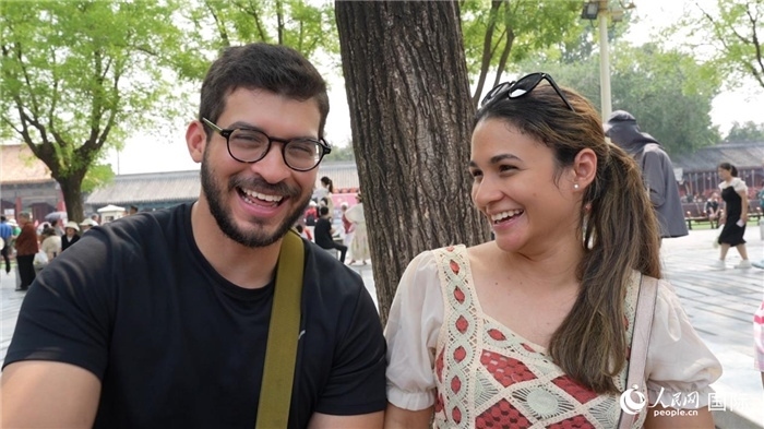 圖為巴拿馬籍游客阿德里安·岡薩雷斯（Adrian Gonzalez）（左）和丹尼斯·岡薩雷斯（Denisse Gonzalez）（右）。人民網(wǎng)記者 吳超嵐攝