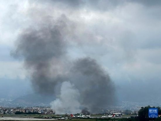 這是7月24日在尼泊爾加德滿都特里布萬(wàn)機(jī)場(chǎng)拍攝的濃煙。目擊者說(shuō)，一架飛機(jī)在尼泊爾加德滿都特里布萬(wàn)機(jī)場(chǎng)墜毀。新華社/美聯(lián)