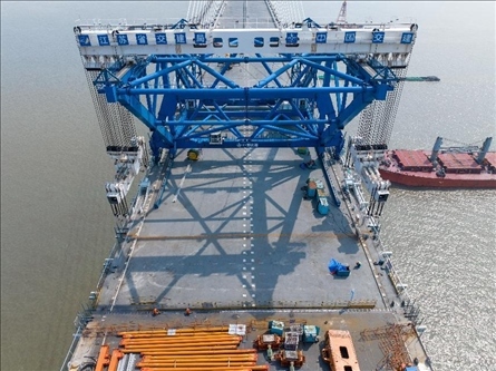 △ 圖為我國(guó)自主研發(fā)的世界最大噸位橋面吊機(jī)。