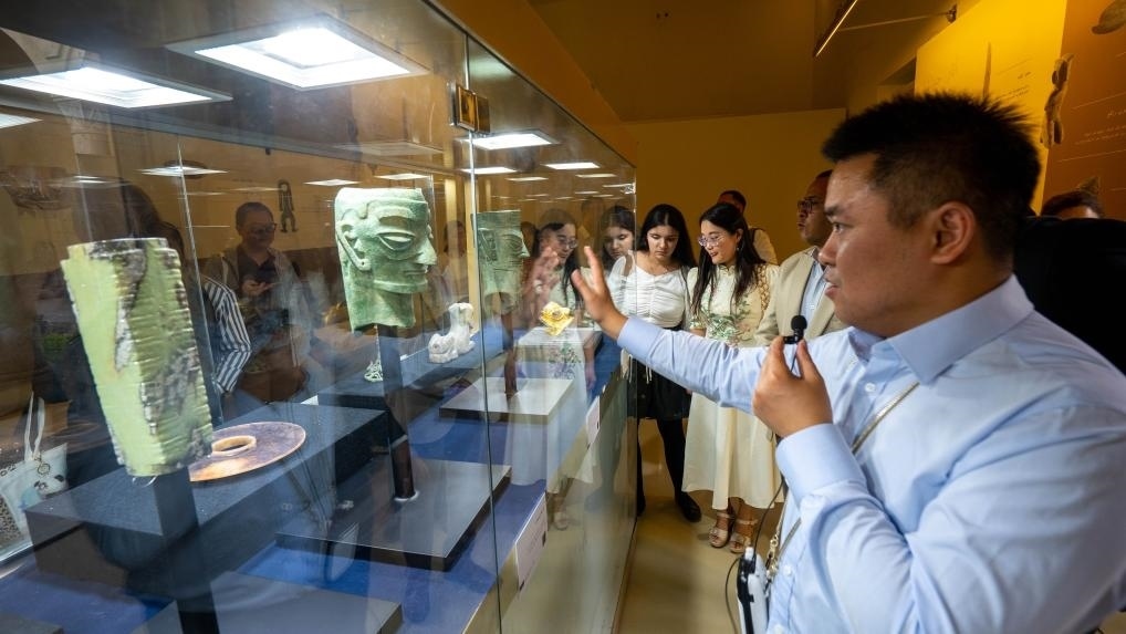 2024年6月14日，冉宏林在埃及開(kāi)羅舉辦的“三星堆·金沙”主題數(shù)字展上向埃及公眾介紹三星堆文化。新華社發(fā)（四川省文物考古研究院供圖）