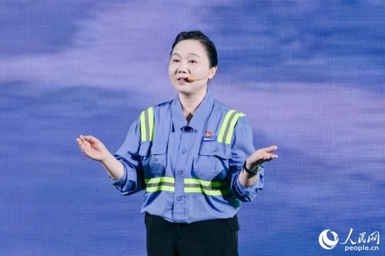 黃英紅講述在互聯(lián)網(wǎng)“種地”的故事。人民網(wǎng)攝